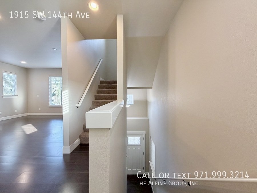 🌿 Stylish 3-Level Home in Sought-After 45° Central property image