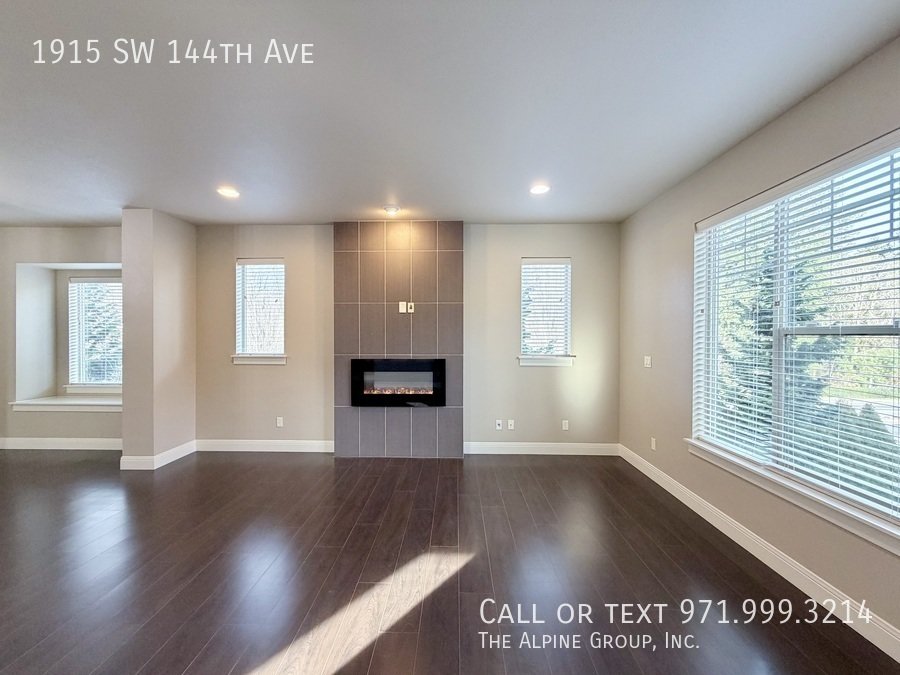 🌿 Stylish 3-Level Home in Sought-After 45° Central property image