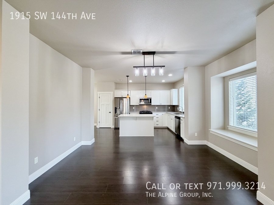 🌿 Stylish 3-Level Home in Sought-After 45° Central property image