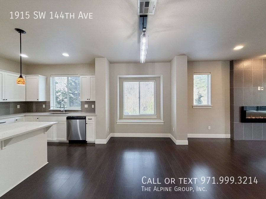 🌿 Stylish 3-Level Home in Sought-After 45° Central property image