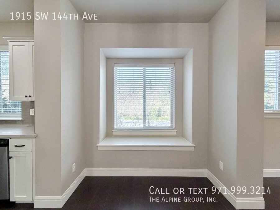 🌿 Stylish 3-Level Home in Sought-After 45° Central property image