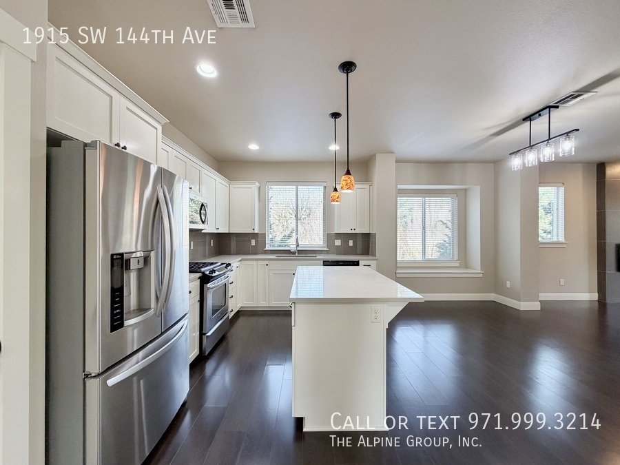 🌿 Stylish 3-Level Home in Sought-After 45° Central property image