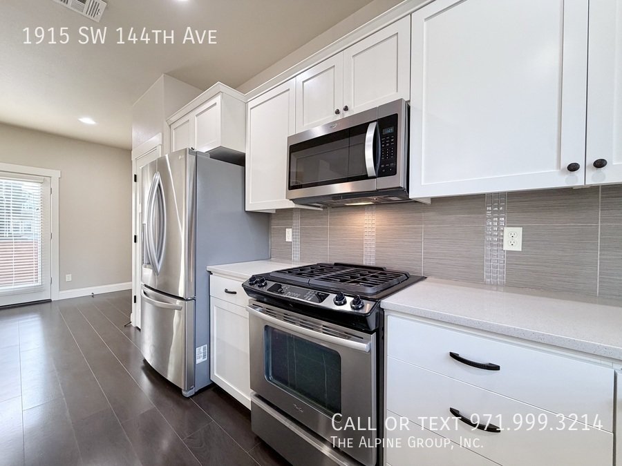 🌿 Stylish 3-Level Home in Sought-After 45° Central property image