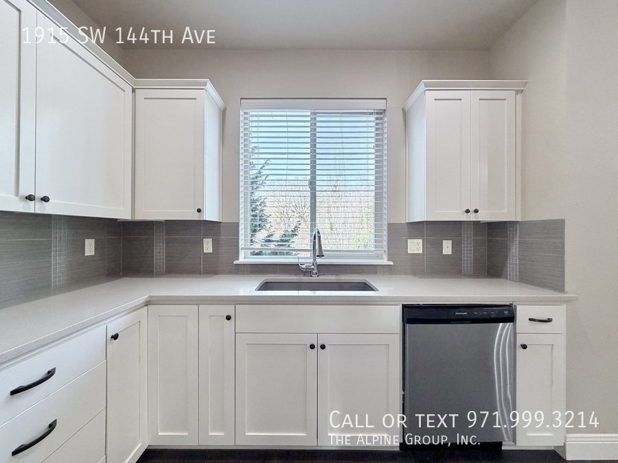 🌿 Stylish 3-Level Home in Sought-After 45° Central property image