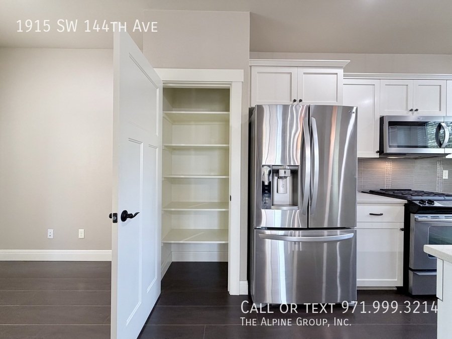 🌿 Stylish 3-Level Home in Sought-After 45° Central property image