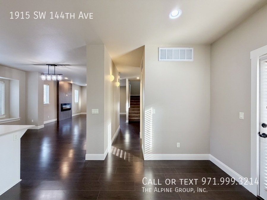 🌿 Stylish 3-Level Home in Sought-After 45° Central property image