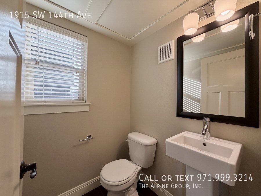 🌿 Stylish 3-Level Home in Sought-After 45° Central property image