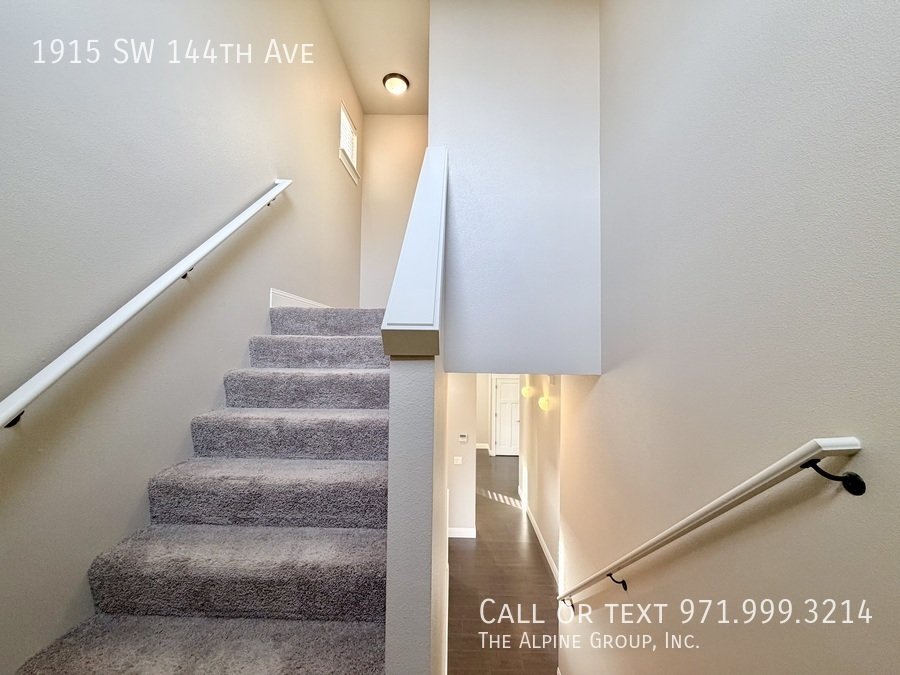 🌿 Stylish 3-Level Home in Sought-After 45° Central property image