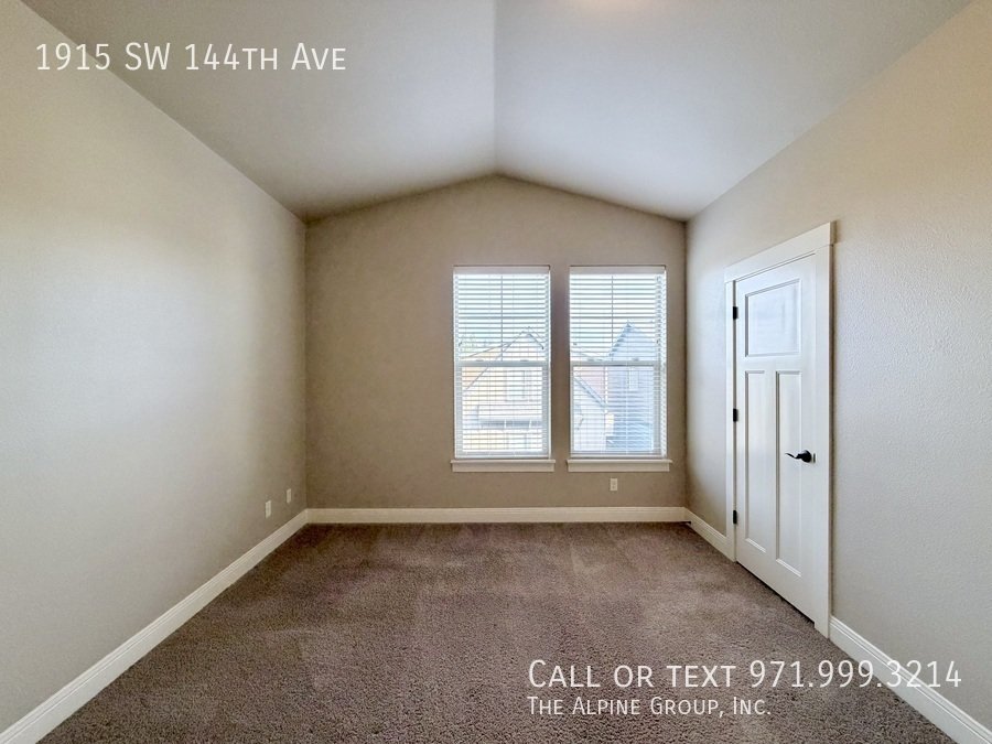 🌿 Stylish 3-Level Home in Sought-After 45° Central property image