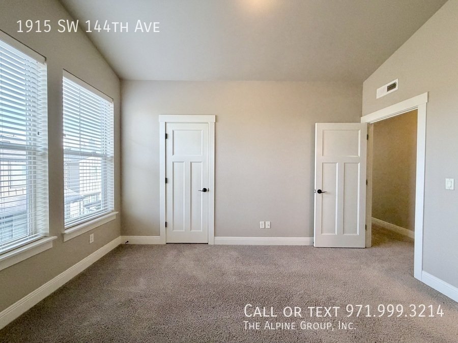 🌿 Stylish 3-Level Home in Sought-After 45° Central property image