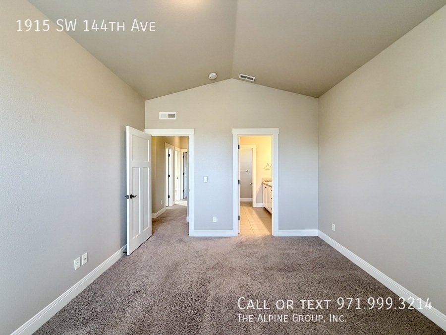 🌿 Stylish 3-Level Home in Sought-After 45° Central property image