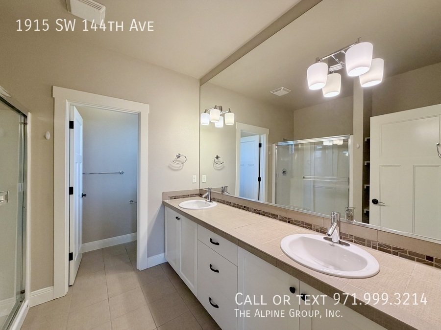 🌿 Stylish 3-Level Home in Sought-After 45° Central property image