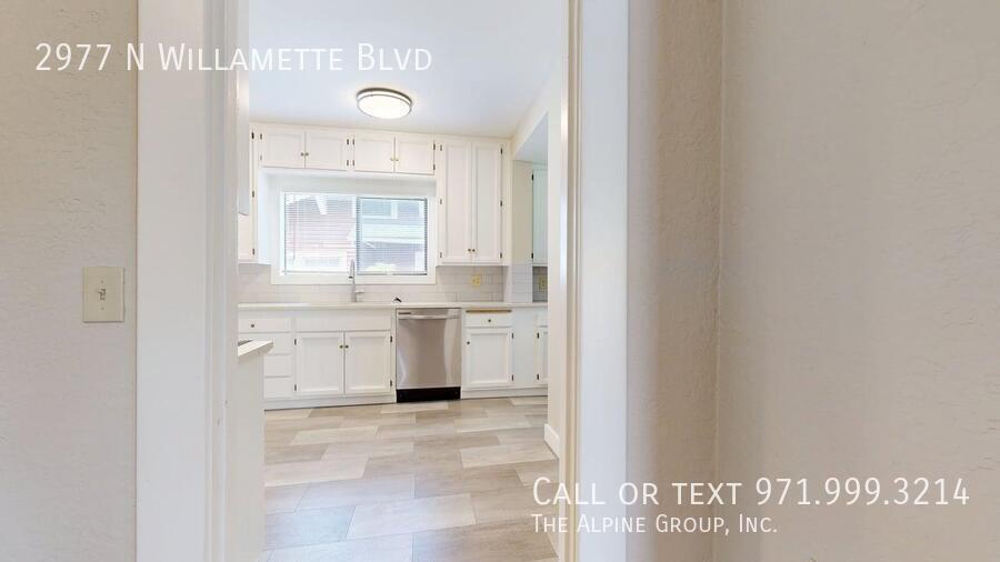 🌹🏡 River View Retreat in North Portland 🌊 | 💝 Move-In Before 2/14 & Enjoy a $100 Dinner Gift! 🍽️ property image