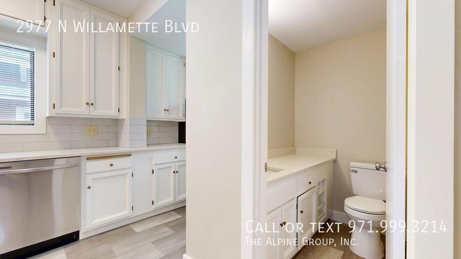 🌹🏡 River View Retreat in North Portland 🌊 | 💝 Move-In Before 2/14 & Enjoy a $100 Dinner Gift! 🍽️ property image