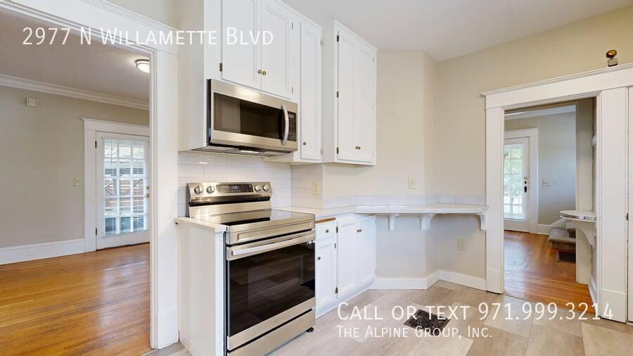 🌹🏡 River View Retreat in North Portland 🌊 | 💝 Move-In Before 2/14 & Enjoy a $100 Dinner Gift! 🍽️ property image