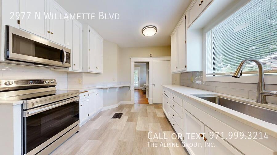 🌹🏡 River View Retreat in North Portland 🌊 | 💝 Move-In Before 2/14 & Enjoy a $100 Dinner Gift! 🍽️ property image