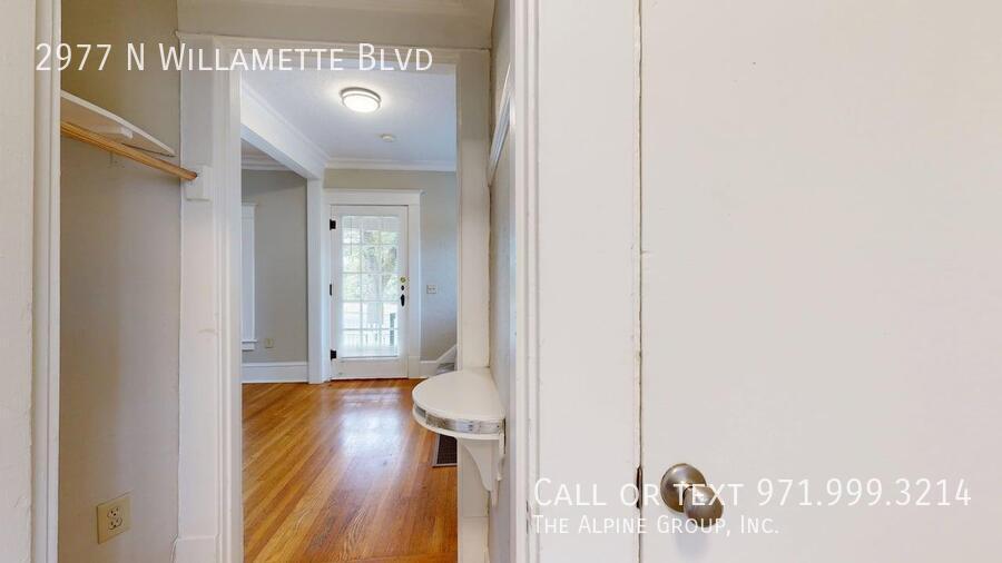 🌹🏡 River View Retreat in North Portland 🌊 | 💝 Move-In Before 2/14 & Enjoy a $100 Dinner Gift! 🍽️ property image