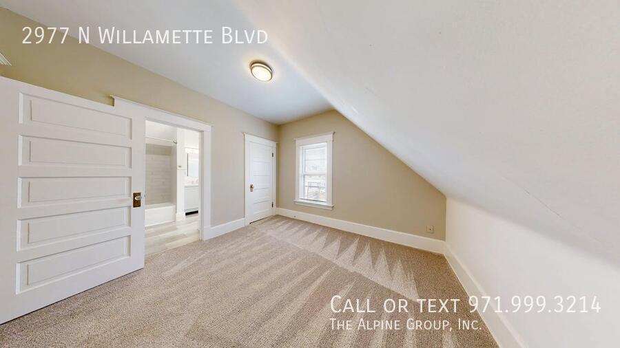 🌹🏡 River View Retreat in North Portland 🌊 | 💝 Move-In Before 2/14 & Enjoy a $100 Dinner Gift! 🍽️ property image