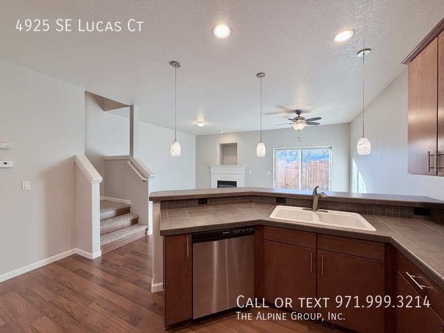 💝 Valentine’s Day Special! $500 OFF 🌿 Cozy Milwaukie Condo – Apply by 2/14 🍽️ property image