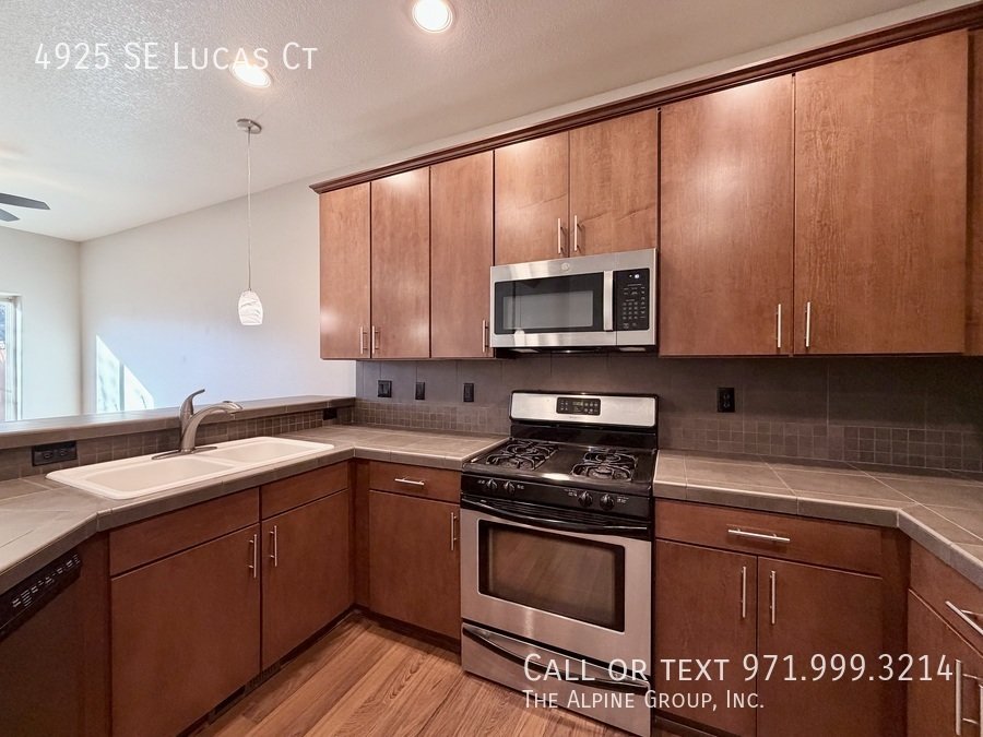 💝 Valentine’s Day Special! $500 OFF 🌿 Cozy Milwaukie Condo – Apply by 2/14 🍽️ property image