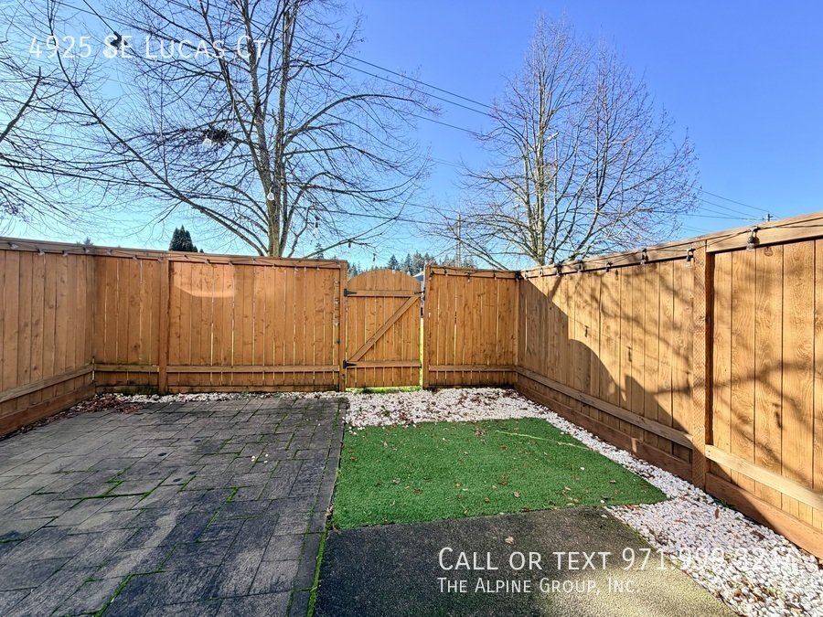 💝 Valentine’s Day Special! $500 OFF 🌿 Cozy Milwaukie Condo – Apply by 2/14 🍽️ property image