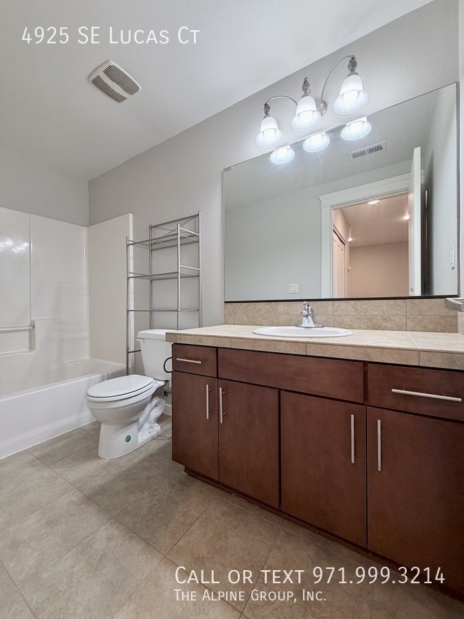 💝 Valentine’s Day Special! $500 OFF 🌿 Cozy Milwaukie Condo – Apply by 2/14 🍽️ property image