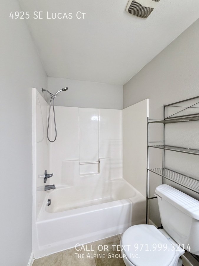 💝 Valentine’s Day Special! $500 OFF 🌿 Cozy Milwaukie Condo – Apply by 2/14 🍽️ property image