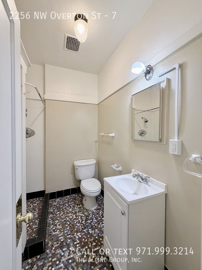 Top Floor Studio Near 23rd! Secure Building! property image
