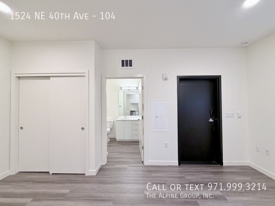 🌟Ground Floor Studio with In-Unit Laundry property image