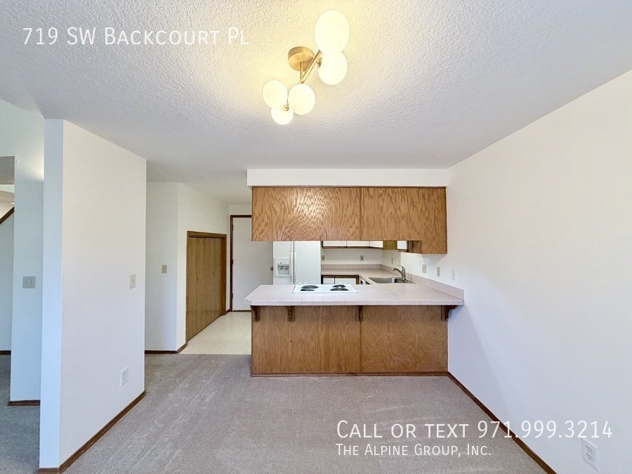 ✨ Vaulted Ceilings, Arched Windows & Natural Light Galore property image