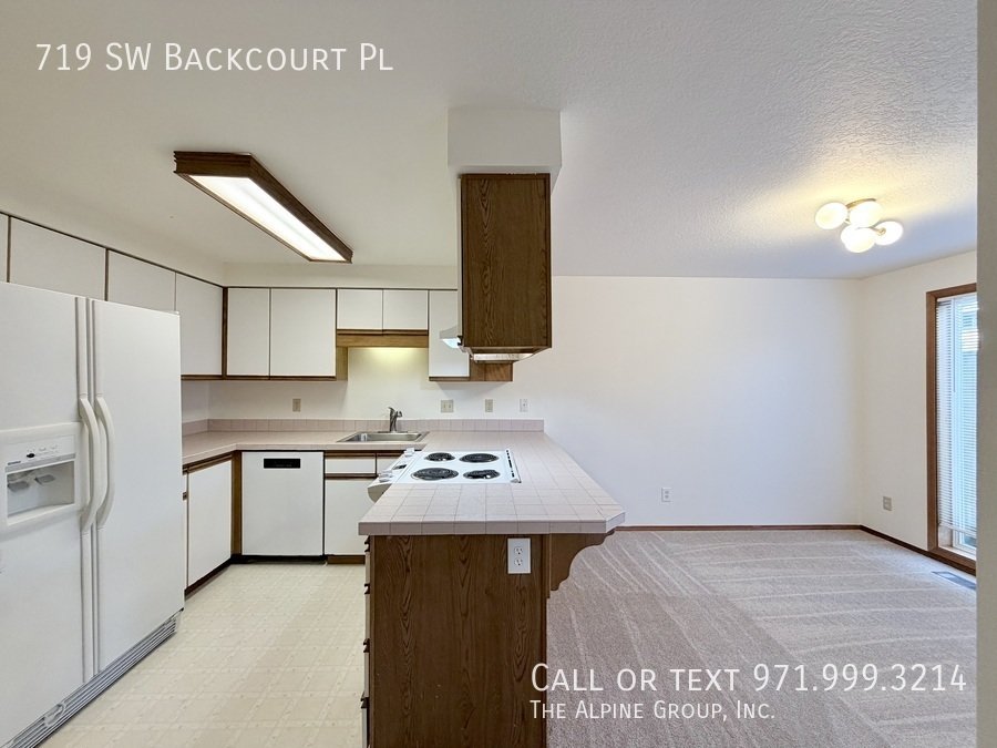 ✨ Vaulted Ceilings, Arched Windows & Natural Light Galore property image