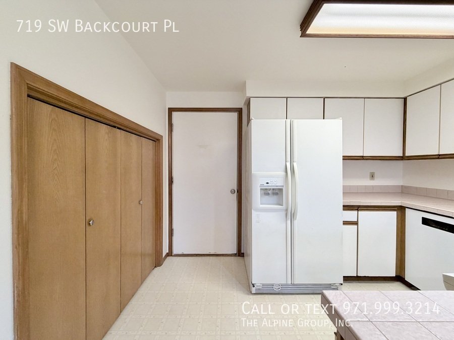 ✨ Vaulted Ceilings, Arched Windows & Natural Light Galore property image