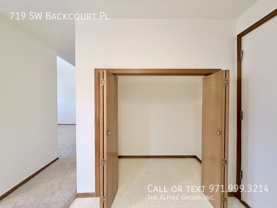 ✨ Vaulted Ceilings, Arched Windows & Natural Light Galore property image