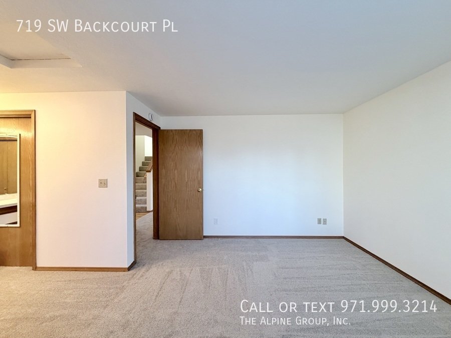 ✨ Vaulted Ceilings, Arched Windows & Natural Light Galore property image