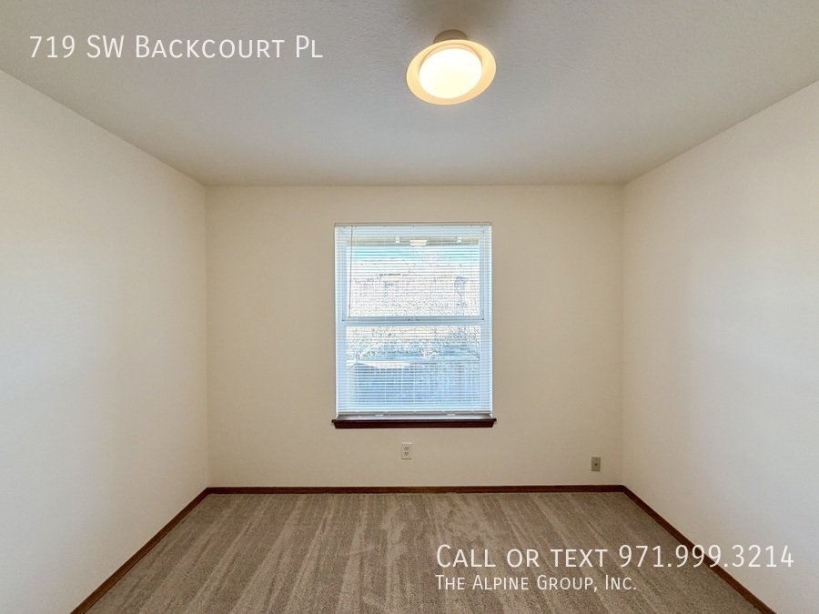 ✨ Vaulted Ceilings, Arched Windows & Natural Light Galore property image