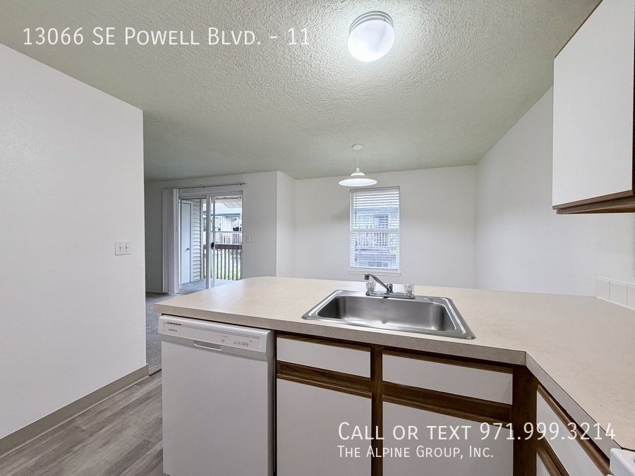 🔑 One Month FREE – Bright Top-Floor Retreat with Parking property image