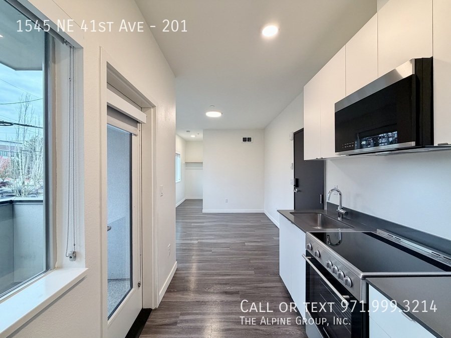 🔑 6–18 Month Leases Available + Rent Specials! |🏡 41 Central Studio! property image