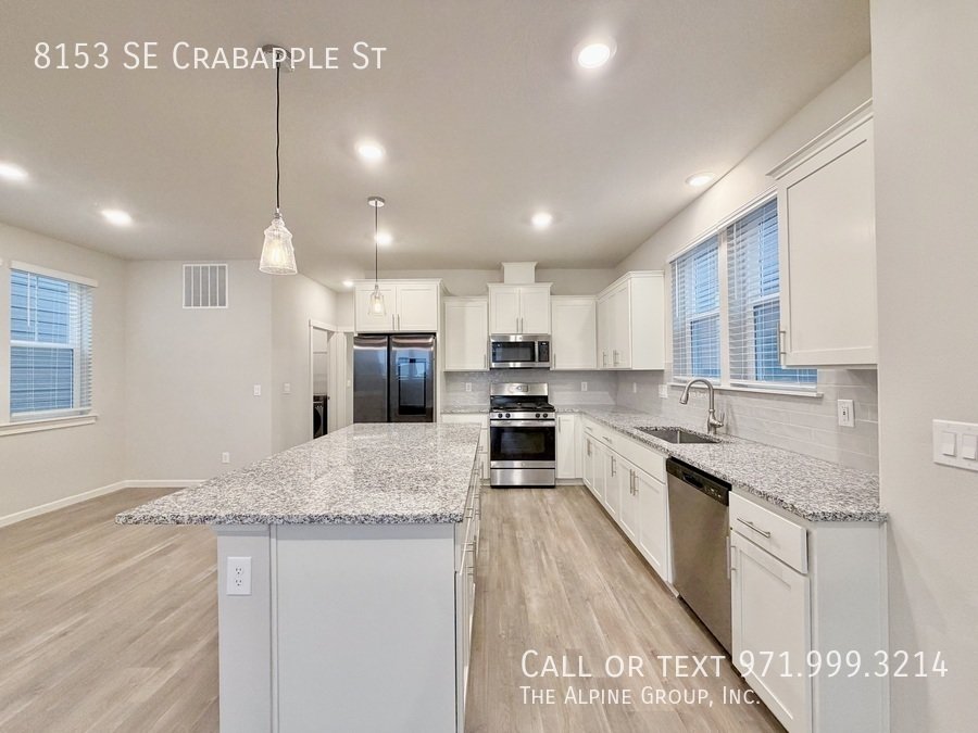 🍲 Granite Island + Stainless Appliances + Smart Fridge property image