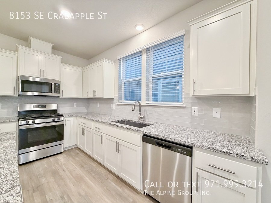 🍲 Granite Island + Stainless Appliances + Smart Fridge property image