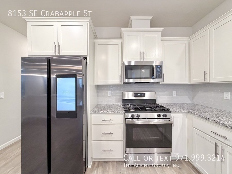 🍲 Granite Island + Stainless Appliances + Smart Fridge property image