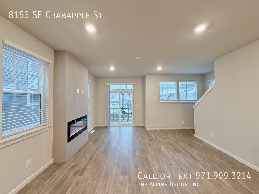 🍲 Granite Island + Stainless Appliances + Smart Fridge property image