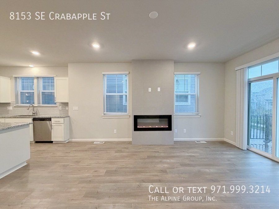 🍲 Granite Island + Stainless Appliances + Smart Fridge property image