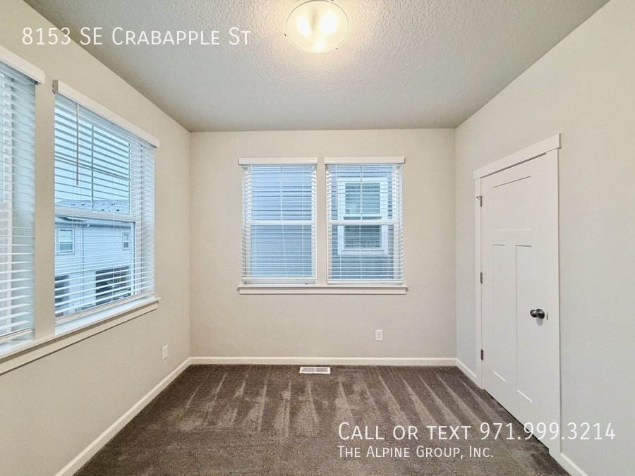 🍲 Granite Island + Stainless Appliances + Smart Fridge property image