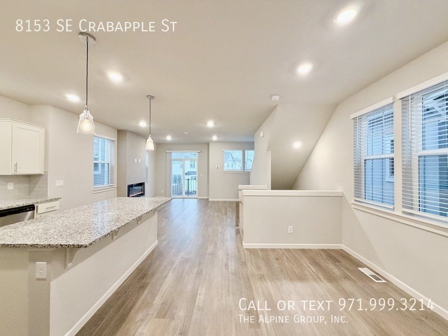 🍲 Granite Island + Stainless Appliances + Smart Fridge property image