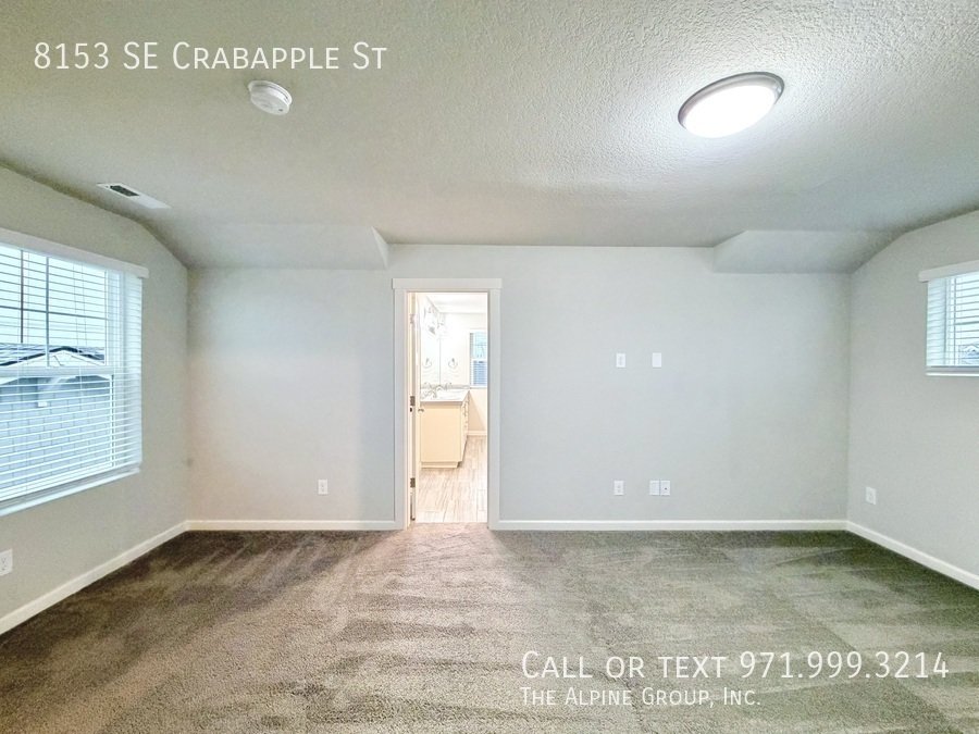 🍲 Granite Island + Stainless Appliances + Smart Fridge property image