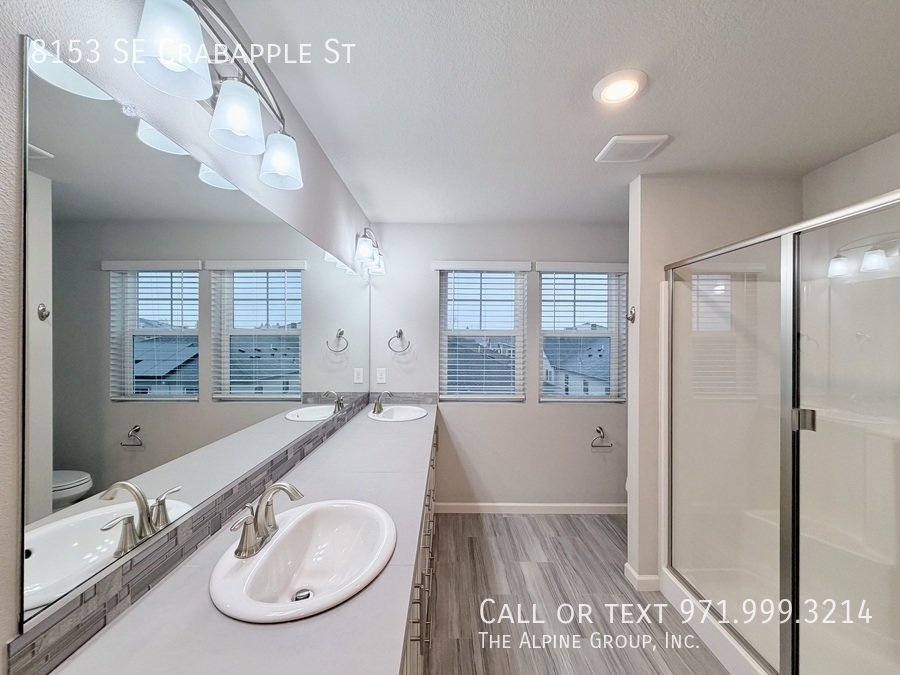 🍲 Granite Island + Stainless Appliances + Smart Fridge property image