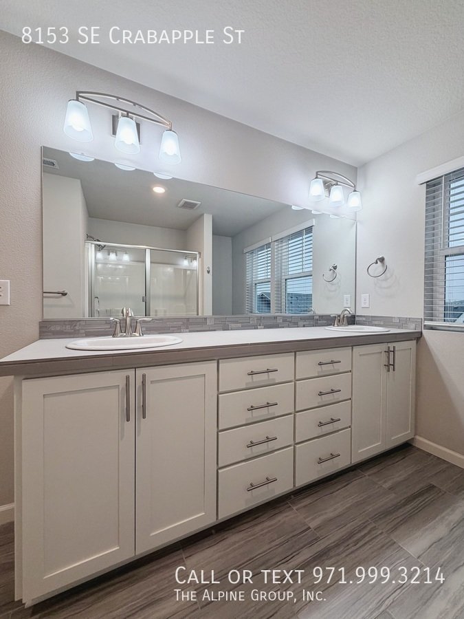 🍲 Granite Island + Stainless Appliances + Smart Fridge property image