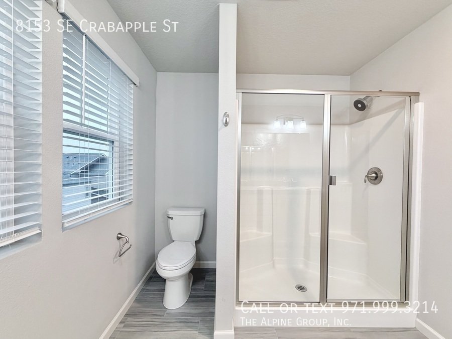 🍲 Granite Island + Stainless Appliances + Smart Fridge property image