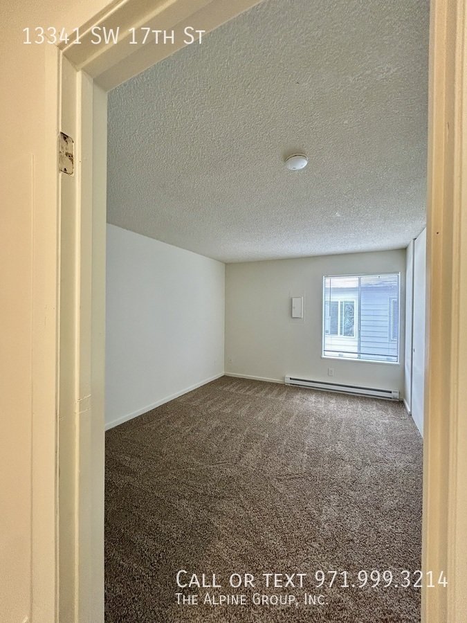 **Bright & Spacious Top‑Floor 2‑Bedroom with Balcony & In‑Unit Washer/Dryer – Utilities Included!** property image