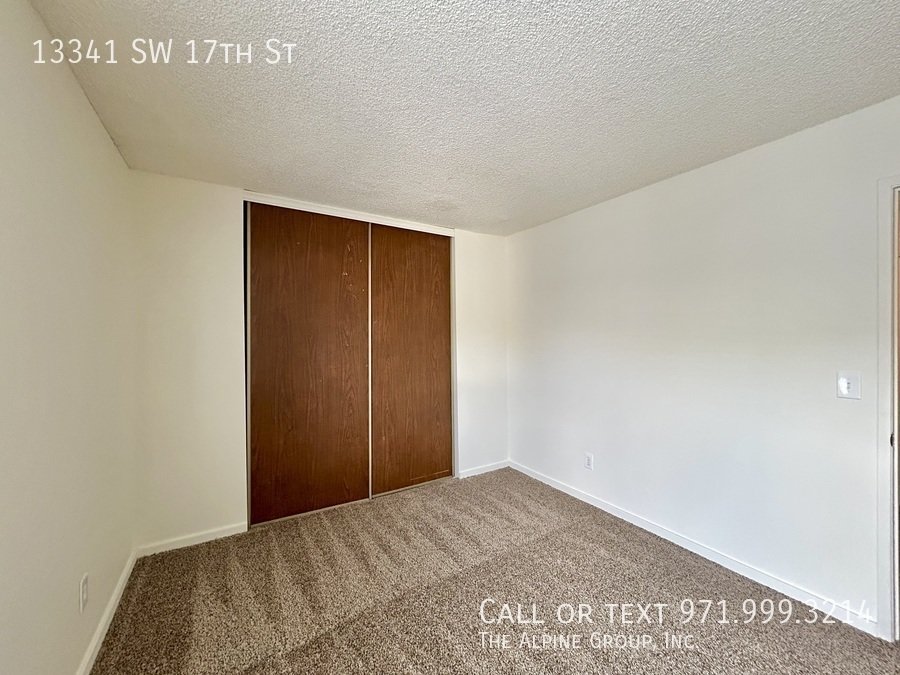 **Bright & Spacious Top‑Floor 2‑Bedroom with Balcony & In‑Unit Washer/Dryer – Utilities Included!** property image
